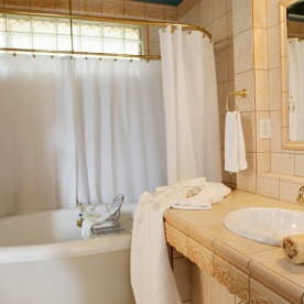 New Orleans Lodging Bathroom with clawfoot tub
