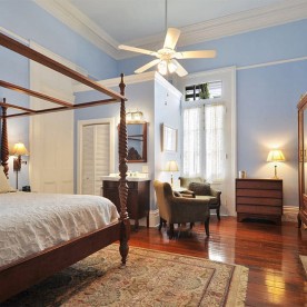 Bed in Garden District Accommodations in New Orleans